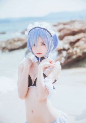 秘书伺候老板玩3p